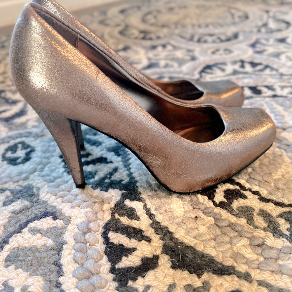 Diba 8.5 bronze heels, Gorgeous, and statement piece.  Great condition 💕